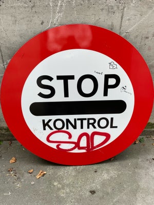 Skilte, Vejskilt “STOP”, Stort vejskilt.  Dia. 90 cm. “Stop - Kontrol”. Med graffiti. Er monteret på