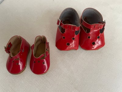 Dukketøj, 2 par røde gamle dukkesko, Skoene sælges samlet. Det størst sæt sko er 7 cm lange. De mind