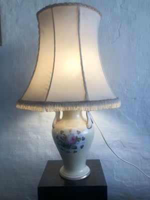 Lampe, B&G, Antik Vaselampe fra Bing og Grøndahl
Vase velholdt uden skader Med Skærm
Vasen er 27 cm.