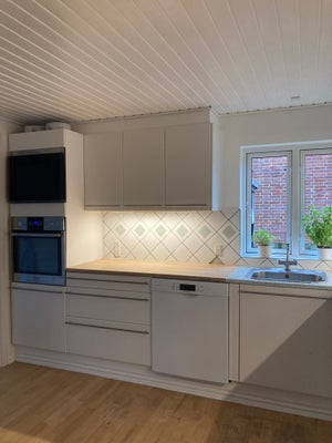 Køkken, komplet, Velfungerende komplet L-formet køkken. Brede skuffer - 80 cm brede. Overskabe 40 cm