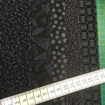 Stof, stofpakke sort, 5 FQ (hver ca. 50x50 cm), diverse sorte mønstre. Vintage fast stof, patchwork 