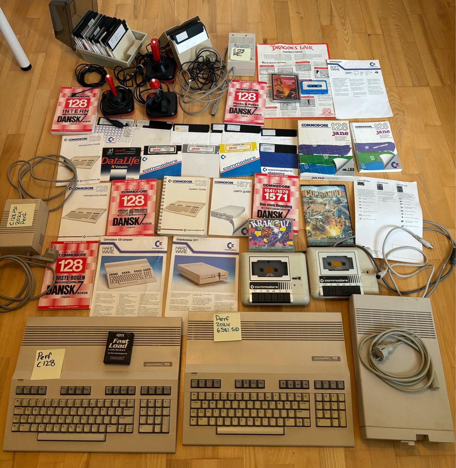 Commodore 128 samling kan også køre Commodore 64 ,