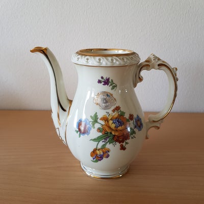 Porcelæn, Kaffekande, måske Gyldensten fra 40-erne, dekoreret i Danmark,
pæn og intakt stand,
højde 