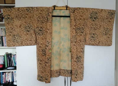 Kimono, Haori-kimono, Japansk, str. free size,  Mørk beige,  Silke,  God men brugt, Længde bag fra s