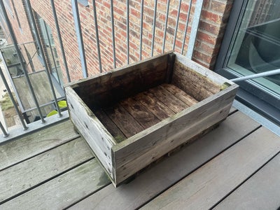 Plantekasse, Wooden box, ideal for plants

Dimensions: 47x69x25cm