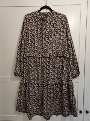 Blusekjole, Vero Moda, str. XL,  Næsten som ny, Mønstret kjole I str XL fra Vero Moda. Brystmålet er