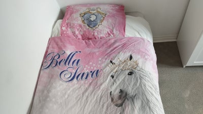 Sengetøj, Bella Sara, hest, Lyserødt sengesæt 140 x 200 cm med hestemotiv. 100% bomuld. På den ene s