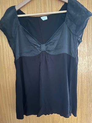 Bluse, Oasis , str. 40, Sort, Viskose og silke , Næsten som ny, Flot sort bluse med fine silke detal