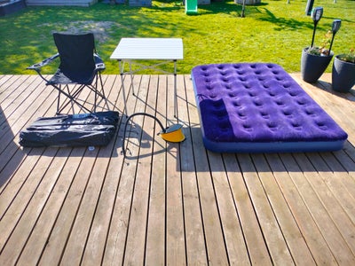 Camping ting, Hej
Jeg har 5 festivalens stole  40 kr pr styk
Et camping bord. 70×70  150 kr 
En luft
