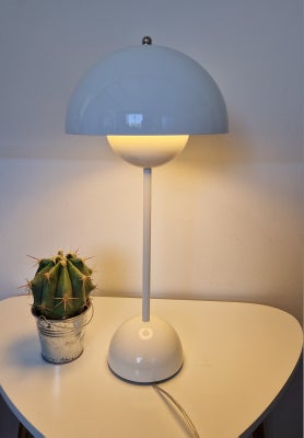 Arkitektlampe, Flowerpot VP3 Hvid, Verner Panton, Denne fine Verner Panton Flowerpot lampe fremgår i