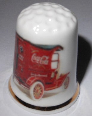 Coca Cola, COCA COLA FINGERBØL J, Ca. 3 cm høj
Porcelæn

Afhentes 2400 København NV eller sendes med