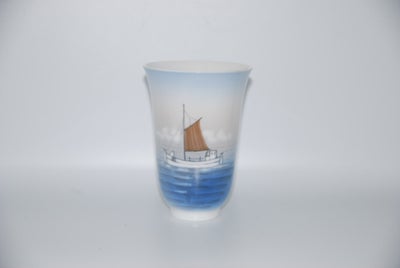 Porcelæn, Vase, Lyngby Copenhagen, Fra tiden hvor de var opkøbt af Royal Copenhagen. Vasen fremstår 