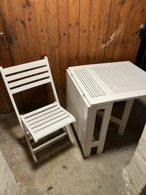 Altanbord og 3 tilhørende stole, Hvidt altansæt med fold sammen bord og tre stole. 
Trænger til en h