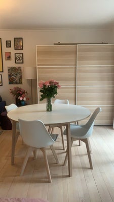 Spisebord m/stole, Træ og lakeret hvid, Ilva, Med stole og to ekstra bordplader. 

Diameter: 130cm (