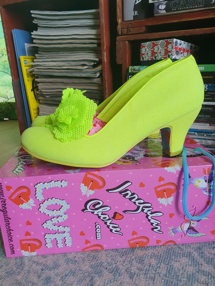 Pumps, str. 43, Irregular choice