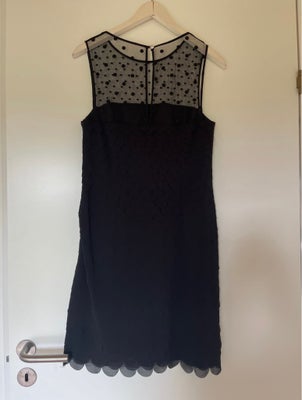 Festkjole, Karen Millen, str. M,  Sort,  100% Polyester ,  God men brugt, • Enkel sort kjole fra KAR