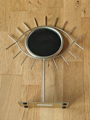 Bordspejl, Bordspejl udformet som et øje.

Rigtig flot spejl til bordet. udformet som et øje med øjn