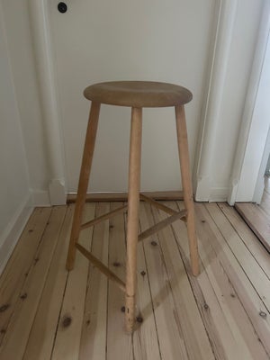 Barstol, Trævarefabrikken, Bar stol fra Trævarefabrikken
Højde: 70 cm

Lidt slid kan ses, men den er