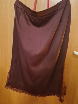 Tætsiddende, str. 44, M&S,  Bordeaux,  Polyester,  Næsten som ny, Fin nederdel str 16/44 xl fra Engl