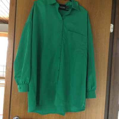 Skjorte, Pieces, str. 42, Flot grøn oversized skjorte i str L. 
Mærke: Pieces. 100% polyester 
Har a