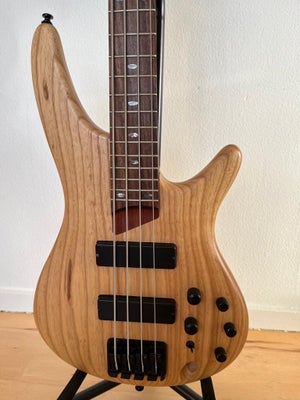 Elbas, Ibanez SR 600 NTF, I am selling my Ibanez bass guitar. The bass is in excellent conditions, n