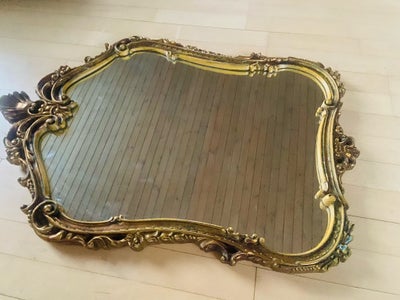 Vægspejl, b: 56 h: 82, Antikt spejl i træ, der er guldmalet. Købt fra teater i Aarhus tilbage i tide