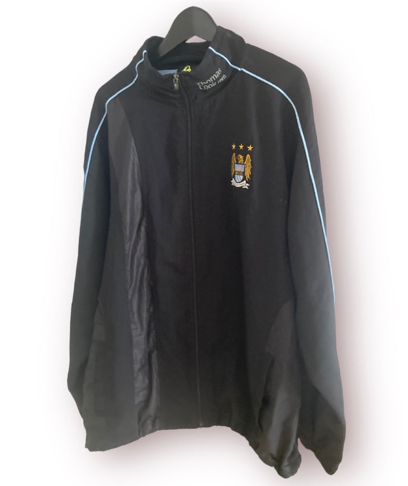 Træningsdragt, Manchester City træningsdragt (trøje) med lynlås, Le Coq Sportif – dba.dk – Køb og Salg af og Brugt