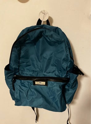 Skoletaske, Day et, DAY rygsæk kun brugt et par gange 
Afhentes hurtigst muligt ellers ryger den ud