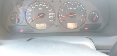 Volvo V40, 1,8, Benzin, 2002, km 214000, gråmetal, træk, klimaanlæg, aircondition, ABS, airbag, 5-dø