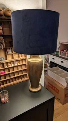 Lampe, Rustik guld lampe med blå velour lampeskærm.