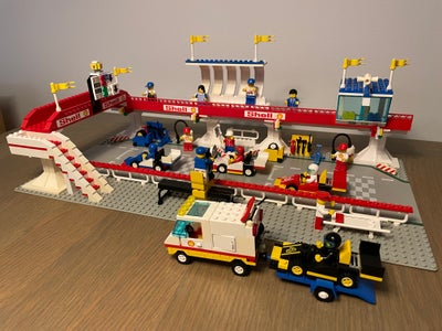 Lego City, 6395 Victory Lap Raceway, Nogle af de lyse klodser er UV-skadede. Den blå donkraft er meg