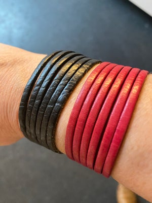 Armbånd, læder, Ukendt, Justerbare læderarmbån
60kr stk.
Samlet 100kr
40kr med DAO
12kr med PostNord