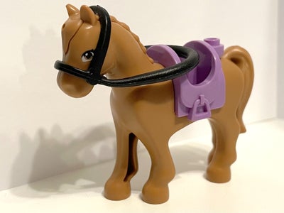 Lego andet, Heste fra Friends -med udstyr vist på billederne:

Medium nougat med udstyr 25kr.
Hvid m