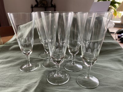 Glas, vinglas, Hanne - Lyngby glas, 8 - rødvin 16 cm
5 - grønne hvidvinsglas 14 cm
15 - snapsglas 8 