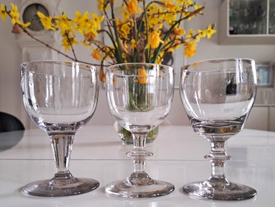 Glas, 3 gamle vinglas HG 1853, (Nr. 43 - 71 - 50)
Højde 10,8 - 11,1 cm.
vinglas nr. 1
vinglas nr. 2
