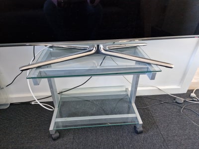 Tv bord, b: 53 h: 43, Tv-bord i metalstel med 2 glasplader. 
B: 53 cm, H: 43 cm - D: 33 cm.
Der er h