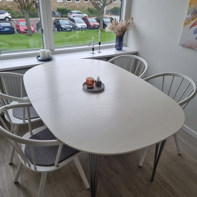 Spisebord, b: 110 l: 160, Hvidt spisebord på stålben

Små hakker i bordet. Se billede. 

Kom med et 