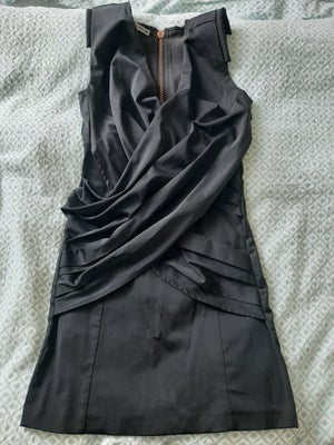 Cocktailkjole, Carin Wester, str. M,  Sort, Den flotteste LBD/Little Black Dress, der fremhæver figu