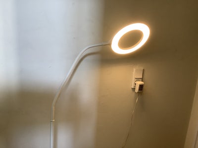 Gulvlampe, LED gulvlampe.
Fleksibel arm, der kan justeres til ideel belysning
Afhentes på nordlige A