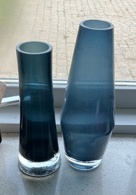 Glas, Vase, Riihimäen Lasi Oy, 2 finske glasvaser af Designer Tamara Aladin - Mesimarja.

Højde 23 o