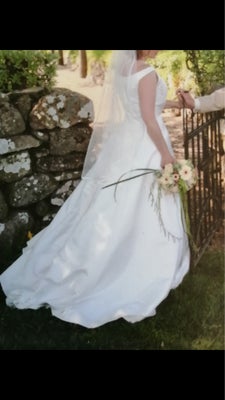 Brudekjole, Lilly, str. 42, God men brugt, Smuk og enkel rå-hvid kjole med pyntebånds-lukning ved sk
