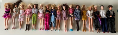 Barbie, Barbiedukker mm., 17 Barbiedukker, gyngestativ og 3 småbørn, klapvogn med barn, stol og bord