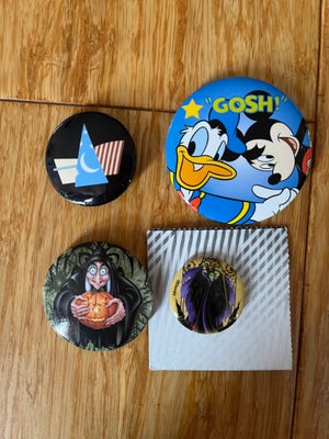 Badges, Badges 4 stk
Disney, Mickey mouse, Anders and, maleficent, heksen fra snehvide