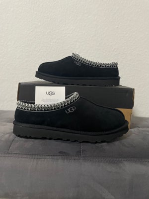 Hjemmesko, UGG, str. 42,  Sort,  Ubrugt, UGG tasman “sort”
-størrelse 42
-helt nye og har aldrig rør