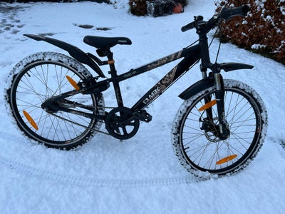 Drengecykel, mountainbike, MBK, 23 tommer hjul, 7 gear, Cyklen er 90 cm. Høj og ca 165 cm. Lang.

Nå