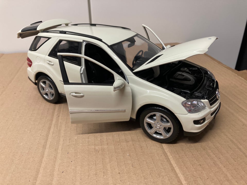 Modelbil, Mercedes ML ML350 1/18, skala 1:18