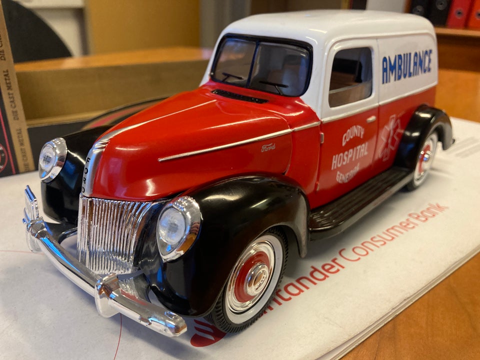 Modelbil, Ford 1940 ambulance 1/18, skala 1:18
