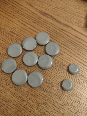 Knapper, Grå knapper med mønster.
9 store - 28 mm
2 små - 20 mm
Alle er intakte 
Sælges samlet for 4