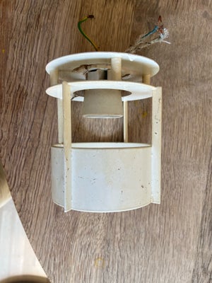 Anden loftslampe, Louis Poulsen, 9 Louis Poulsen Magasin lamper designet af Vilhelm Wohlert.

Jeg ha
