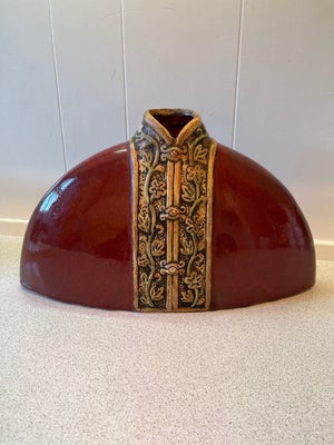 Keramik, Keramik vase, Utrolig flot keramik vase formet som en uniform sælges. Den er 37 cm lang, 12